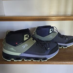 ON Womens hiking sneakers sz 10 womens